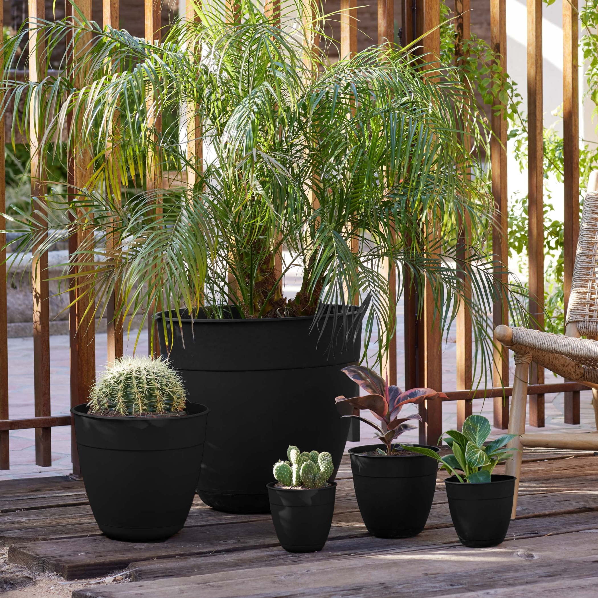 Bloem Dayton 16" Plastic Planter - 100% Recycled Plastic Indoor/Outdoor Garden Pot with Drainage Holes & Saucer Tray, Black