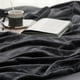thumbnail image 4 of Manta de forro polar, tamaño king, gris oscuro, 274 x 229 cm, 4 of 8