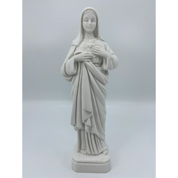White statue of The Immaculate Heart of the Mary / Statua Blanca del Inmaculado Corazon de Maria