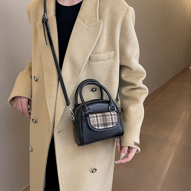 Bolso de mano con diseño de nicho de moda, con costuras, portátil, para mujer, bolso bandolera versátil de invierno