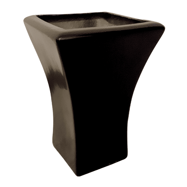maceta de fibra de vidrio fibraformas mod. francés chico Chocolate, vista frontal en 3/4; maceta con base estrecha y boca cuadrada, 35 cm alto x 25 cm ancho x 15 cm base, acabado liso brillante, apta para interiores y exteriores, sin orificios de desagüe visibles; también suele usarse como contenedor decorativo para arreglos interiores.