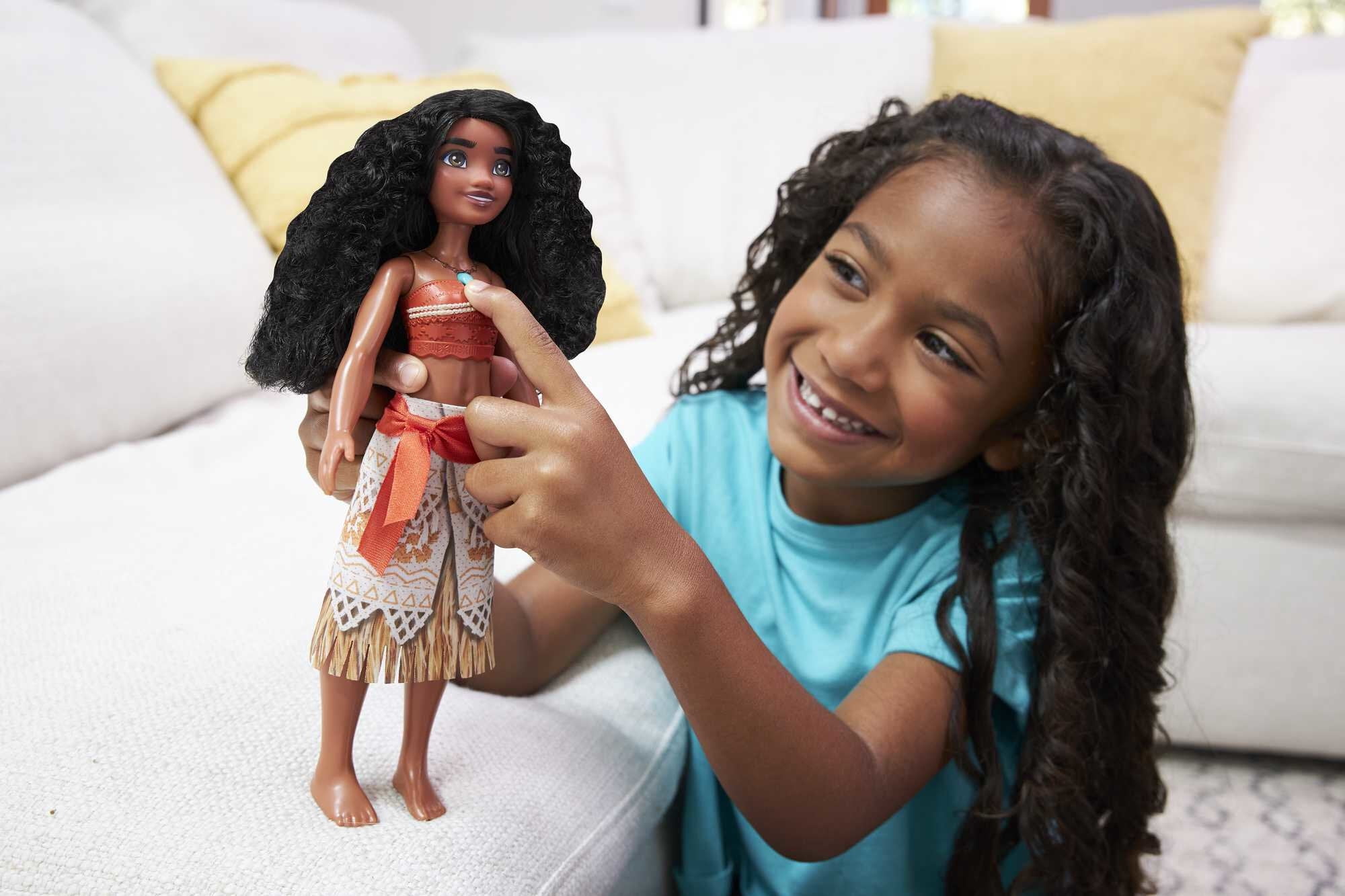 Disney Princess Singing Moana Fashion Doll in Signature Outfit, Sings "How Far I'll Go"