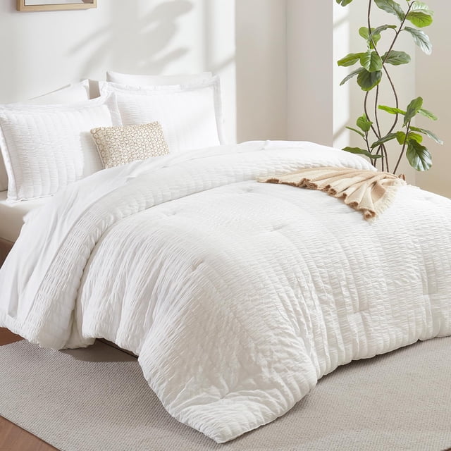 Juego de ropa de cama CozyLux King White Seersucker con edredón, 7 piezas