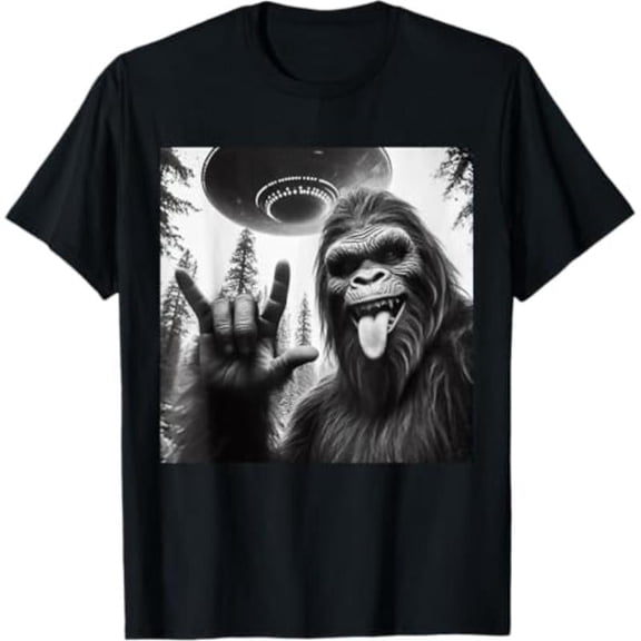short sleeve shirt Funny Sasquatch Bigfoot Rock On Selfie With UFO Alien T-Shirt