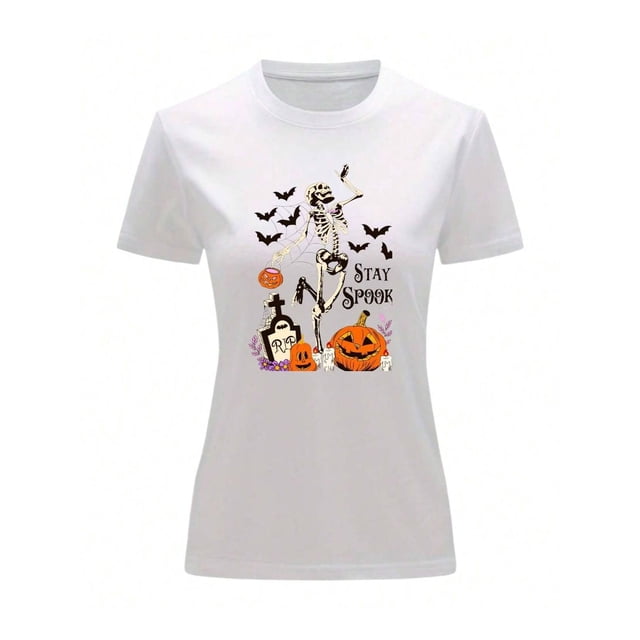 playera blusa de calaca murcielagos y calabaza halloween dia de muertos color blanco talla chica marca emil saes, vista frontal centrada de blusa blanca para mujer con cuello redondo; estampado central con calaca bailando, murciélagos, calabazas talladas, lápidas y la frase "Stay Spook"; tela lisa, ligera y caída recta, apta para fiestas y celebraciones.