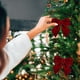 thumbnail image 5 of Fiudx Lazo de Terciopelo Rojo, Adorno para Árbol de Navidad, Suave Terciopelo, Broche y Guirnalda Versátiles, Manualidades Navideñas, Accesorio para Coronas, Tamaño 4X4 Pulgadas, Paquete de 1 Pieza, 5 of 7
