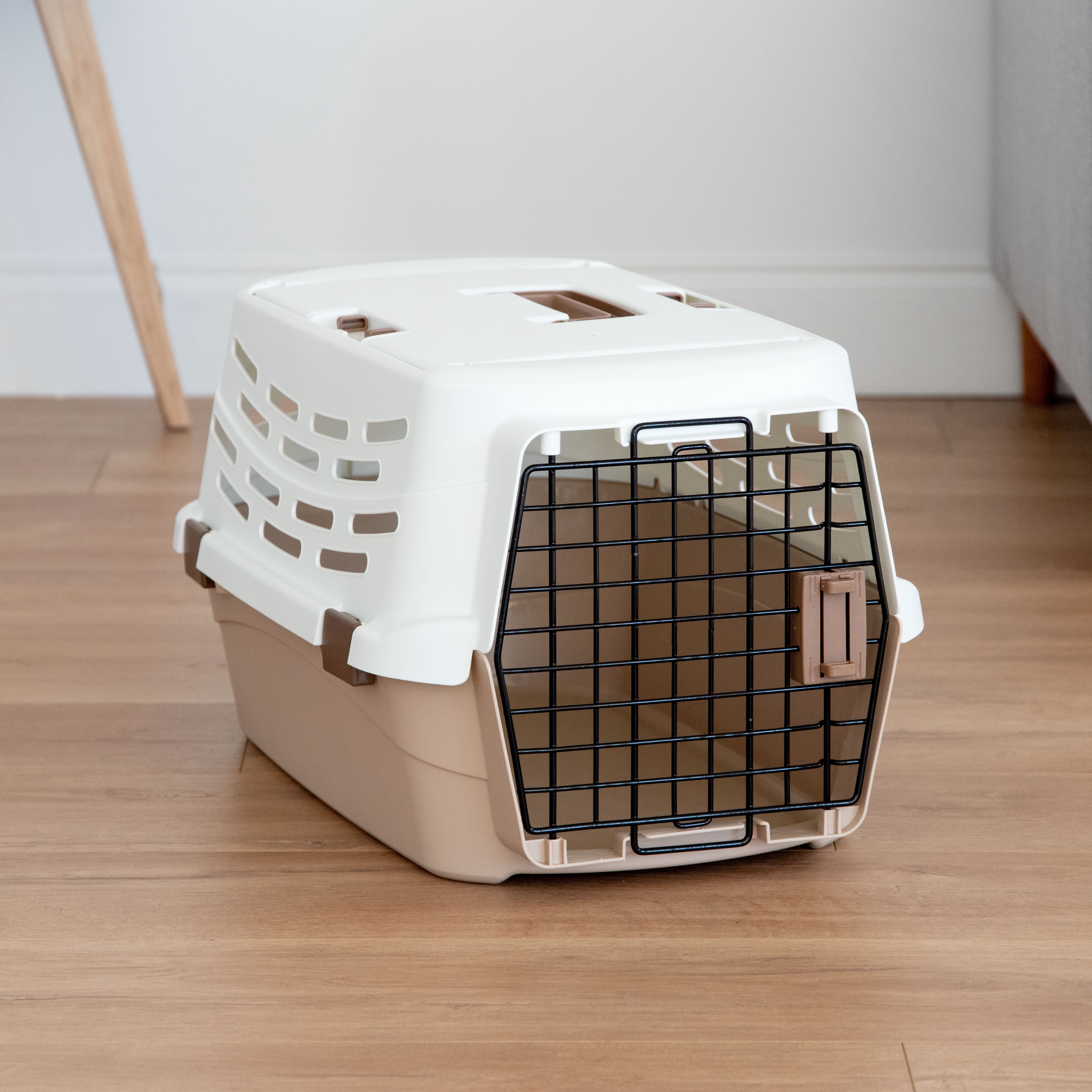 IRIS Medium Pet Travel Carrier, Off-White/Brown