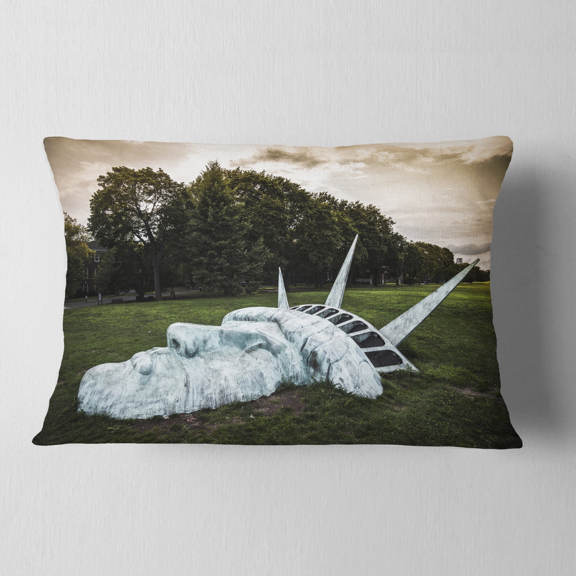 Designart Statue of Liberty - Landscape Photography Throw Pillow - 12x20