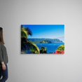 thumbnail image 3 of Cuadro decorativo lienzo paisaje hawaiano montañas verdes mar azul palmeras flores rosadas cielo despejado, arte tropical paradisíaco, decoración panorámica para sala, dormitorio y baño, 3 of 7