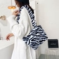 thumbnail image 4 of Bolso de hombro de felpa para mujer, bolsos con diseño de animales a la moda de invierno (blanco) Likrtyny Para estrenar, 4 of 9