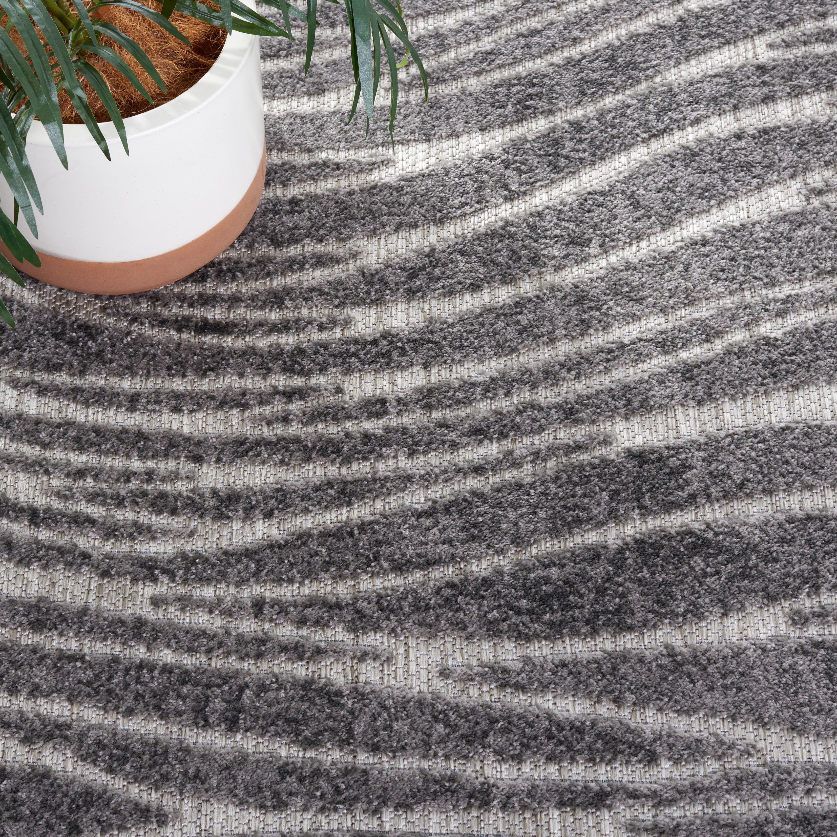 SAFAVIEH Cottage Tayler Geometric Indoor/Outdoor Runner Rug, Grey, 2'3" x 8'