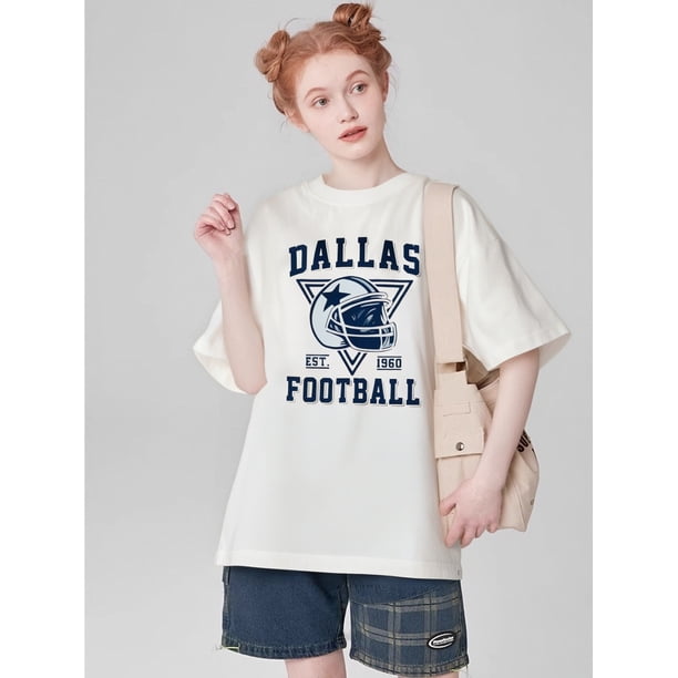 Camiseta para mujer Suave de veranoWomen's Vintage Dallas Graphic T-Shirt - Casual Crew Neck, Short Sleeve, White Polyester Tee with Blue Helmet & Star DesignFather's Day, Mother's Day, New Year, Sp