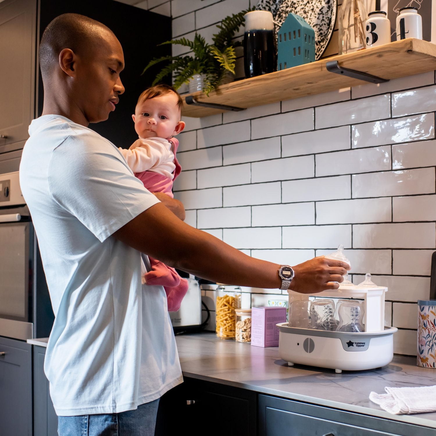Stérilisateur électrique à vapeur Closer to Nature de Tommee Tippee pour biberons