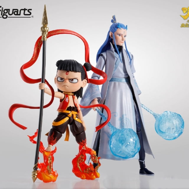 zhangmengya hot chinese movie anime movie characters nezha ao bing action figure limited edition nezha:birthofthedemonchild zhangmengya led — Dos figuras articuladas escala 1/12 sobre fondo neutro; Nezha al frente con traje rojo y negro, lanza alta, cintas rojas flotantes y llamas rojas translúcidas en los pies; Ao Bing detrás con túnica azul y blanca, cabello azul recogido y dos esferas de agua azul translúcidas. PVC, paquete original, acabado para colección, recomendado desde 7 años. Adecuado para exhibición en vitrinas de coleccionistas.