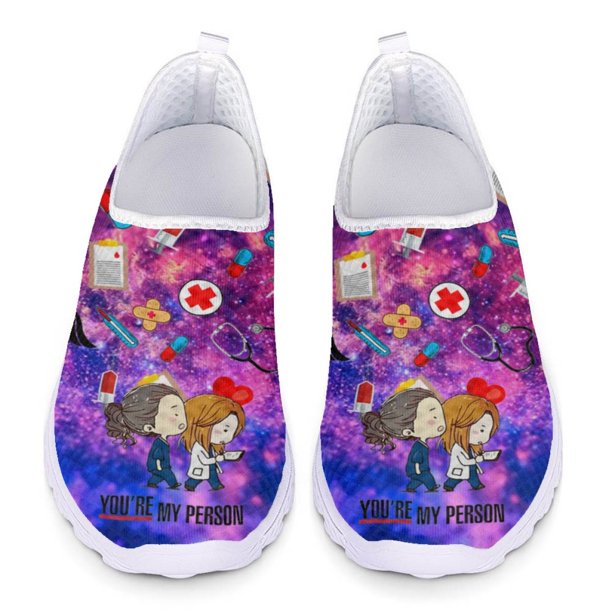 Zapatos de enfermería con estampado de enfermera de dibujos animados en degradado, antideslizantes, para estudiantes, zapatillas para correr, ligeras y combinables, mocasines planos de malla para niña