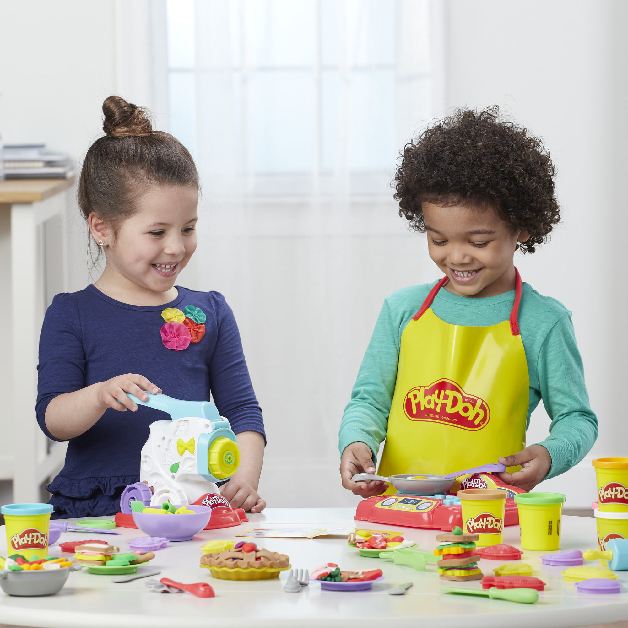 Play-Doh Kitchen Creations Deluxe Dinner Playset with 10 Cans of Play-Doh  for sale online