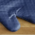 thumbnail image 3 of Juego de guantes de cocina KitchenAid Asteroid Blue Willow, 7 x 12,5 cm, 2 unidades, 3 of 6