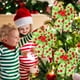 thumbnail image 5 of Paquete de 12 lazos navideños con lunares rojos y verdes para el pelo, ideales para decorar el árbol de Navidad., 5 of 5
