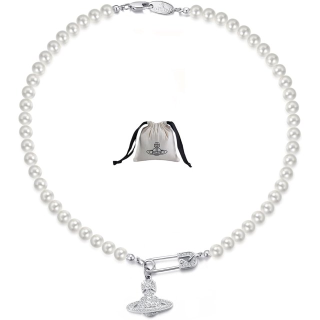 LAICAIW Collier Saturne, un Collier Ras-du-Cou avec Perle et Breloque Saturne Argentée Incrustée de Strass, Enfilé sur de Fausses Perles Lisses. le Collier Comprend un Fermoir à Bascule pour un Port Sécurisé et Est Emballé dans une Pochette en Flanelle de Marque, Idéal comme Cadeau à Thème Planète.