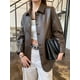thumbnail image 4 of Abrigo de piel de oveja de longitud media para mujer, tendencia 2024, chaqueta de cuero genuino de un solo pecho de metal simple y sólido de alta gama, 4 of 5