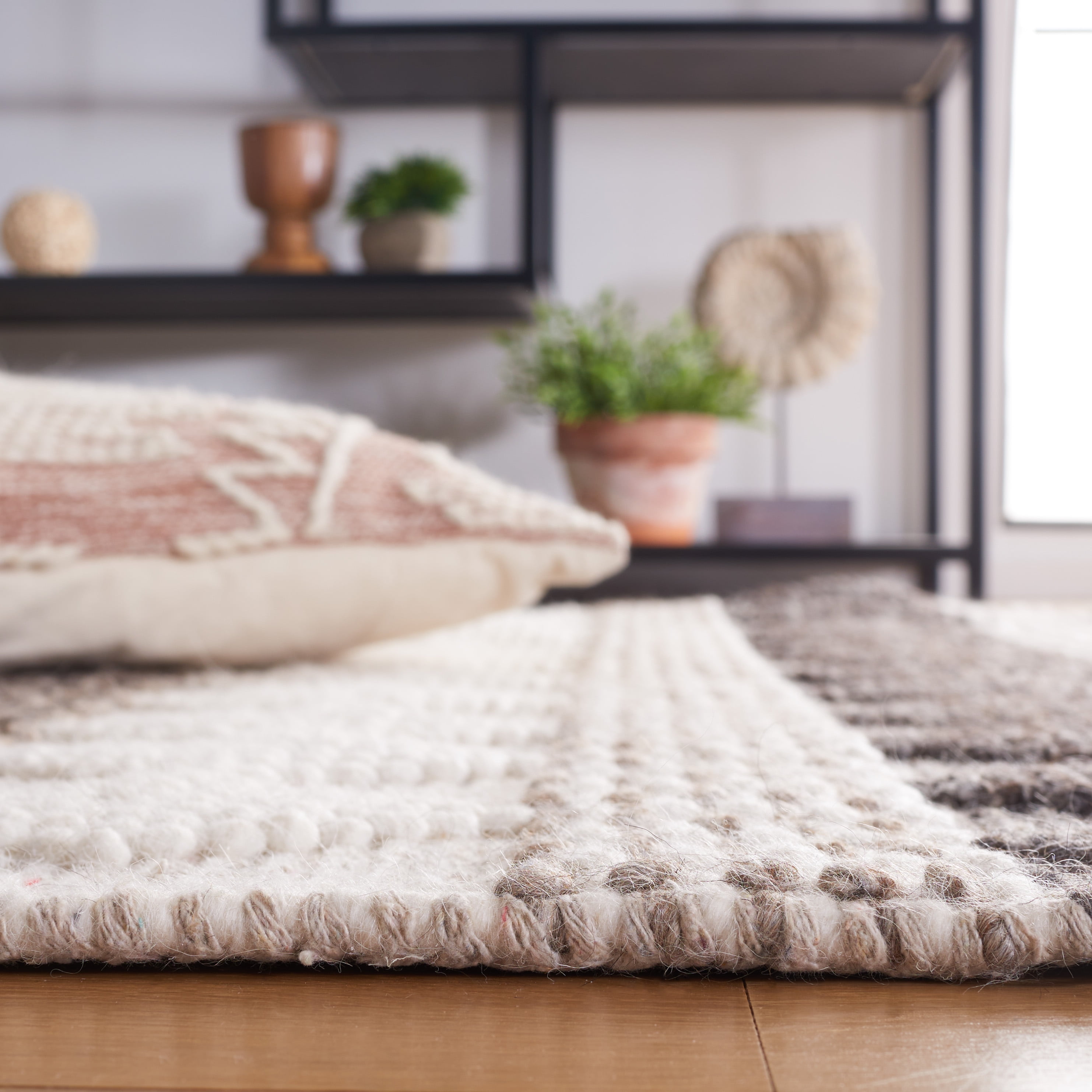 SAFAVIEH Natura Cailyn Southwestern Area Rug, Ivory/Black, 4' x 6'