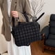 thumbnail image 3 of Bolso Hombro Mano Acolchado para Mujer Con Asa Superior Cierre Magnético, 3 of 9
