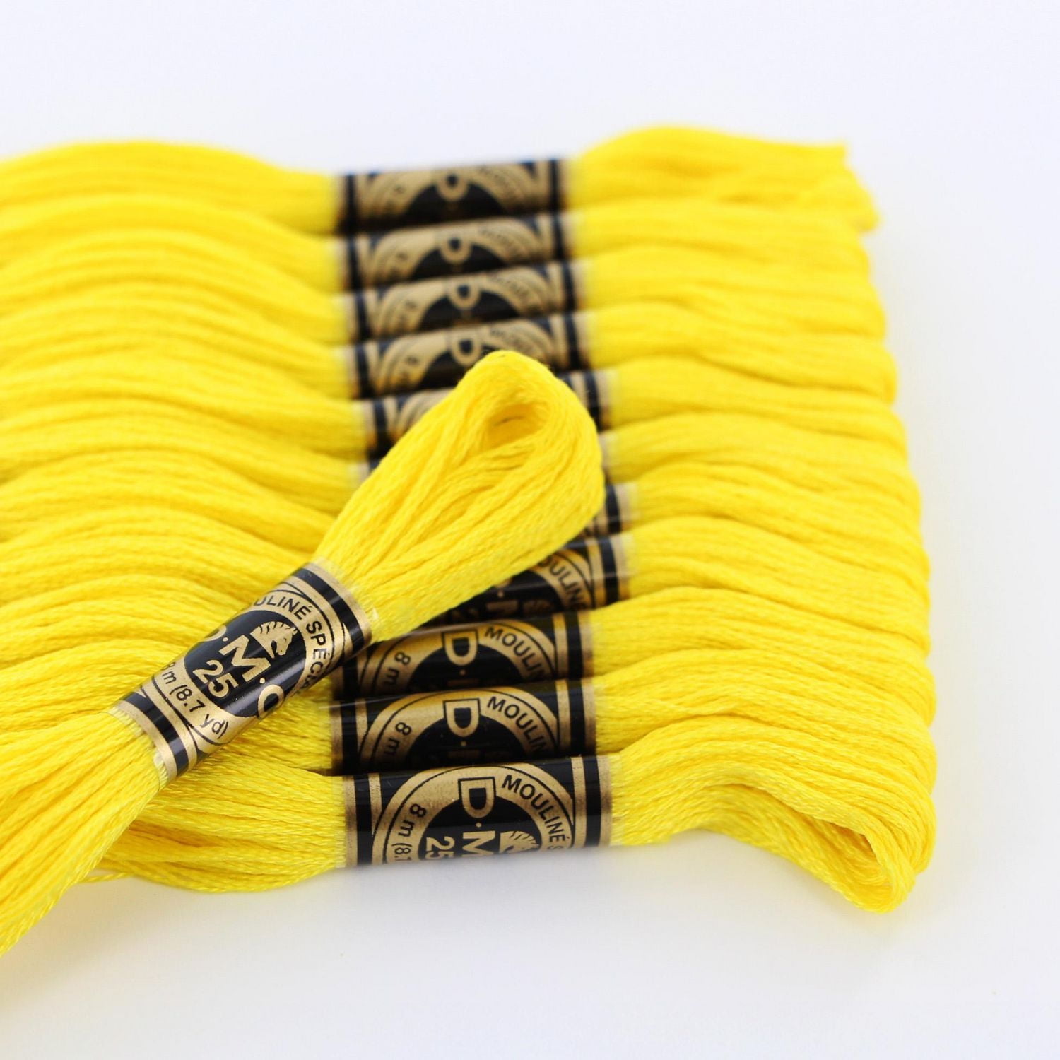 DMC Coton à broder 6 brins 8m jaune