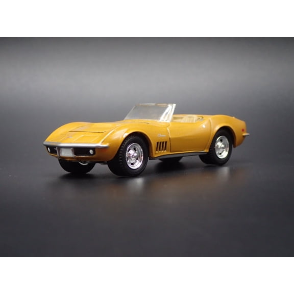 (Open Box) 1972 72 CHEVY CHEVROLET CORVETTE CONVERTIBLE 1:64 SCALE DIORAMA DIECAST MODEL CAR