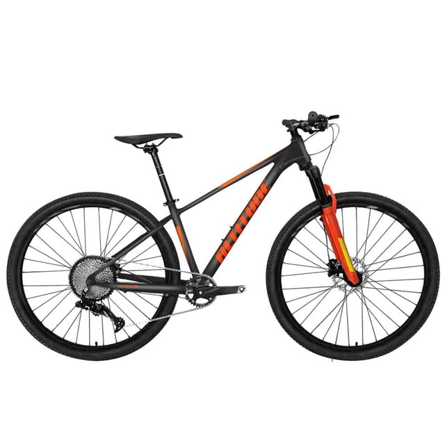 Bicicleta Altitude de Montaña con suspensión delantera y freno de disco R29, 21 velocidades, cuadro de acero negro con detalles naranjas, ruedas con llantas para montaña y sistema de cambios trasero, ideal para ciclismo urbano y aventuras al aire libre.
