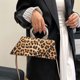 thumbnail image 5 of Bolso de mano con estampado de leopardo para mujer, bolso de hombro de cuero a la moda, bolso de compras versátil, 5 of 8