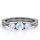 thumbnail image 1 of JeenMata Anillo de Compromiso de 1,5 Quilates con Piedra Lunar y Moissanita de Corte Redondo y Hombros Curvos en Oro Negro de 18 K sobre Plata, 1 of 6