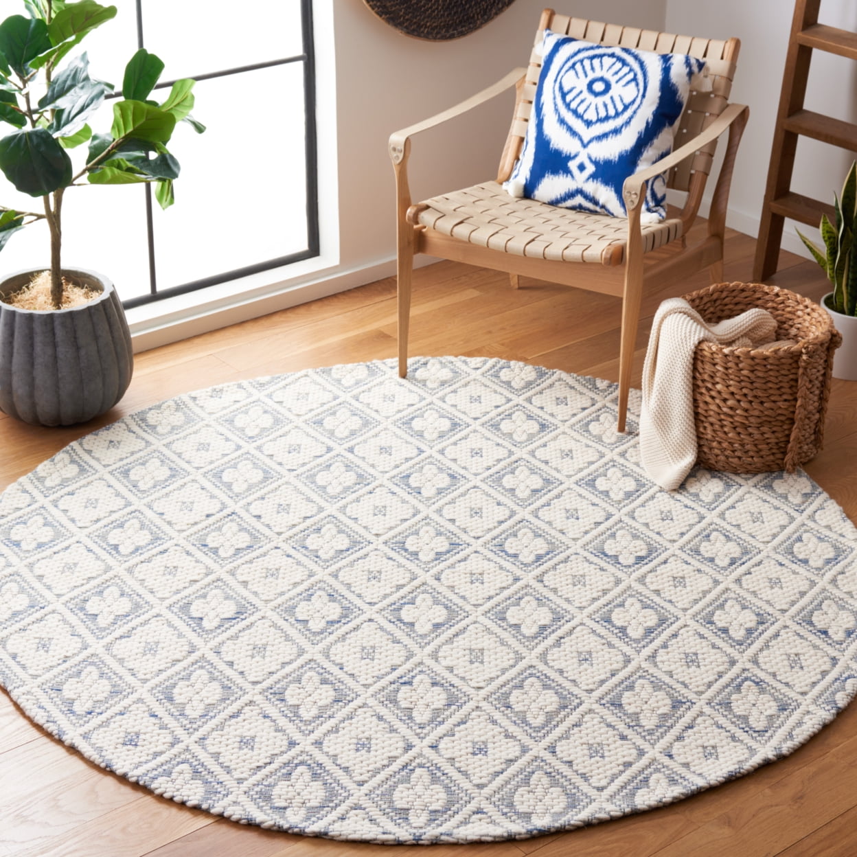 SAFAVIEH Marbella Rosario Geometric Area Rug, Blue/Ivory, 6' x 6' Round