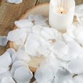 thumbnail image 3 of 3600 pétalos de rosa de seda blanca, pétalos de flores artificiales, decoraciones florales de boda, para una noche especial, día de San Valentín, fiesta de compromiso, 3 of 5