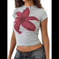 thumbnail image 2 of Camiseta de Corta para con Estampado Floral Y2K para Mujer, Top Corto Ajustado con Cuello Redondo. Gris S, 2 of 9