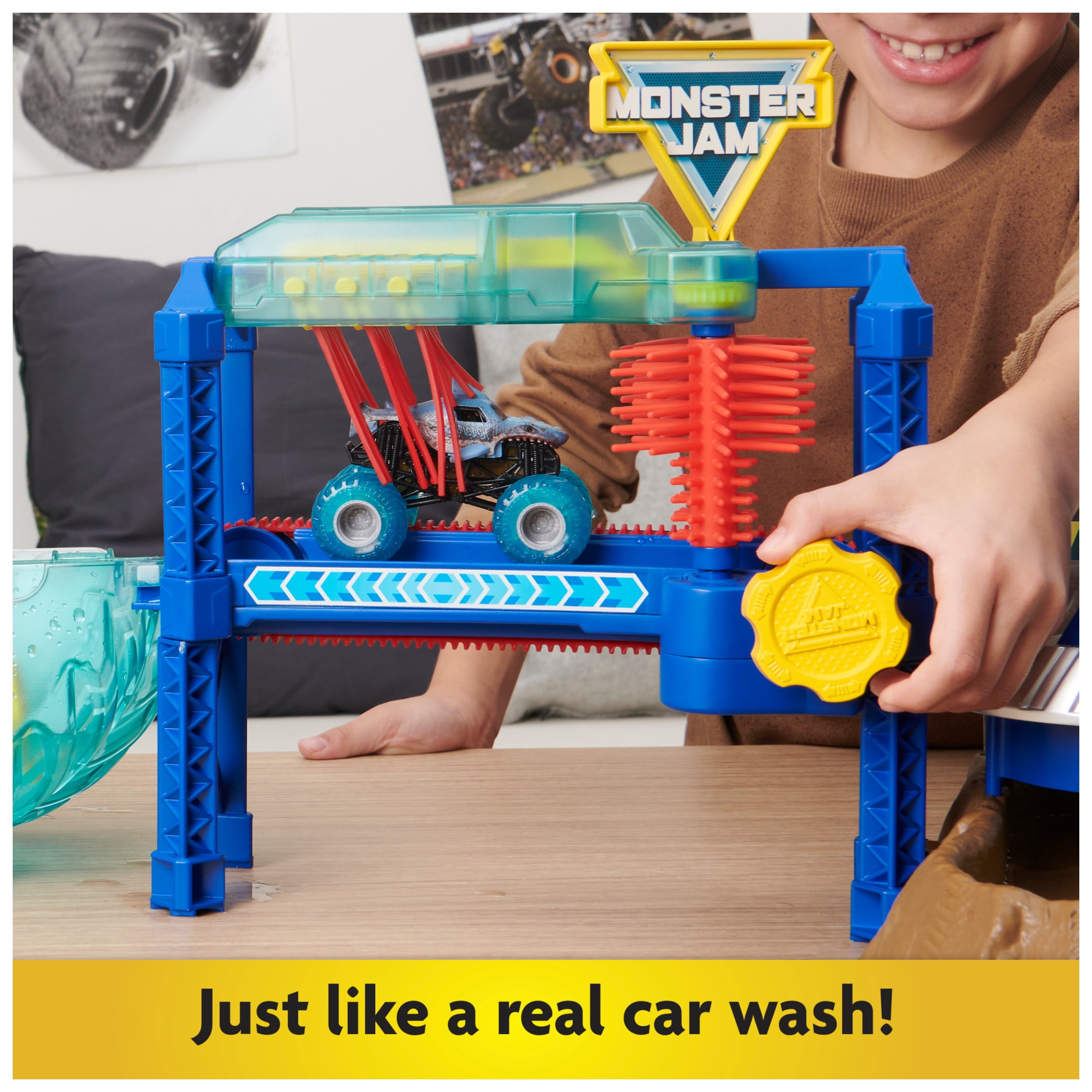 Monster Jam Megalodon Monster Wash Playset with Color-Changing
