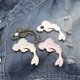 thumbnail image 3 of ShiYe toys store Uds. Broche de pez colorido encantador, lindos pines de dibujos animados para mochilas, ropa, bolsos, chaquetas, joyería para sombrero, accesorios DIY, regalo de Navidad, 3 of 4