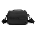 thumbnail image 1 of Bandolera impermeable de nailon para hombre, talla pequeña, color negro, 1 of 2