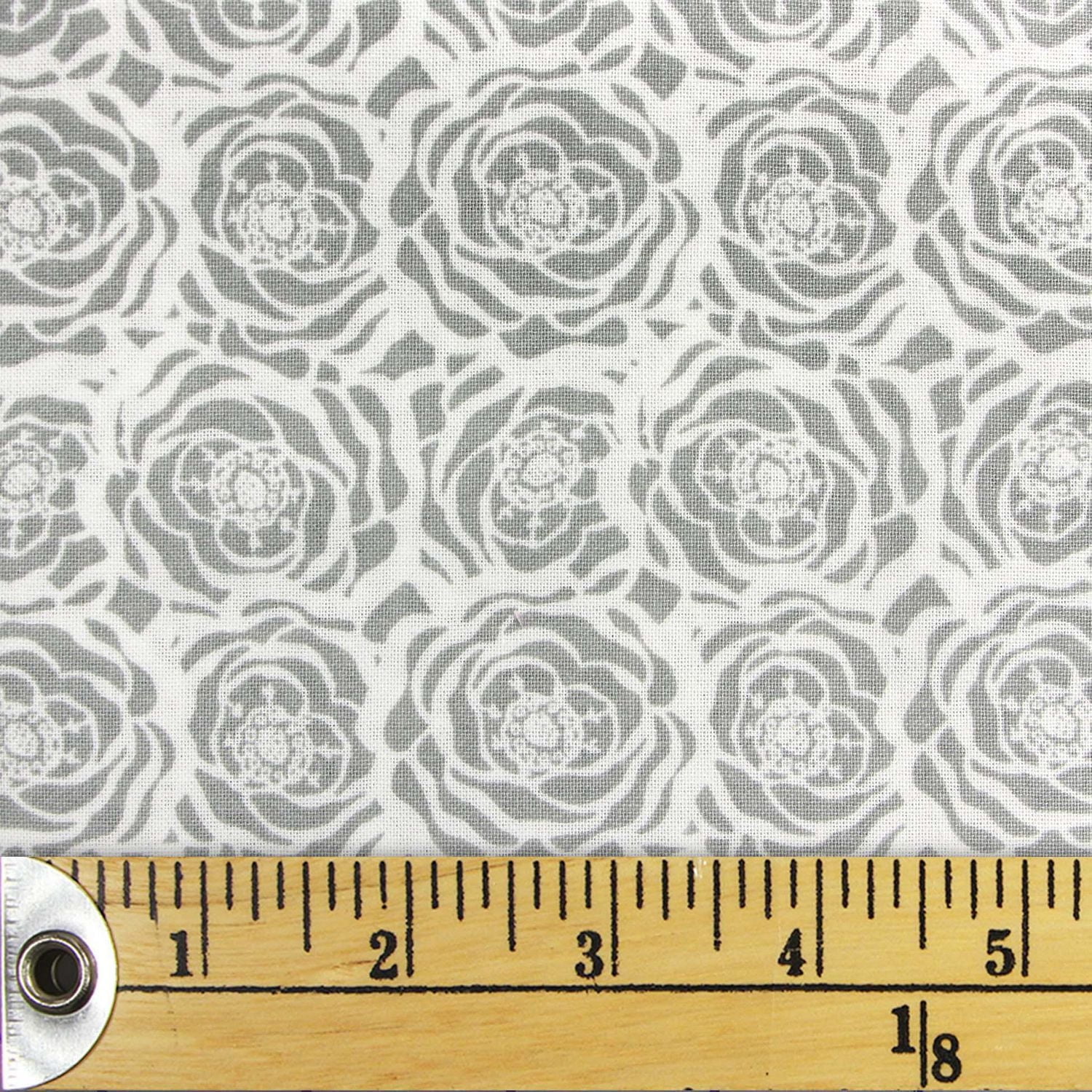 Tissu pré-coupé Fat Quarter de Fabric Creations à motif de roses gris - 18" x 21" / 45cm x 53cm 18" x 21" / 45cm x 53cm