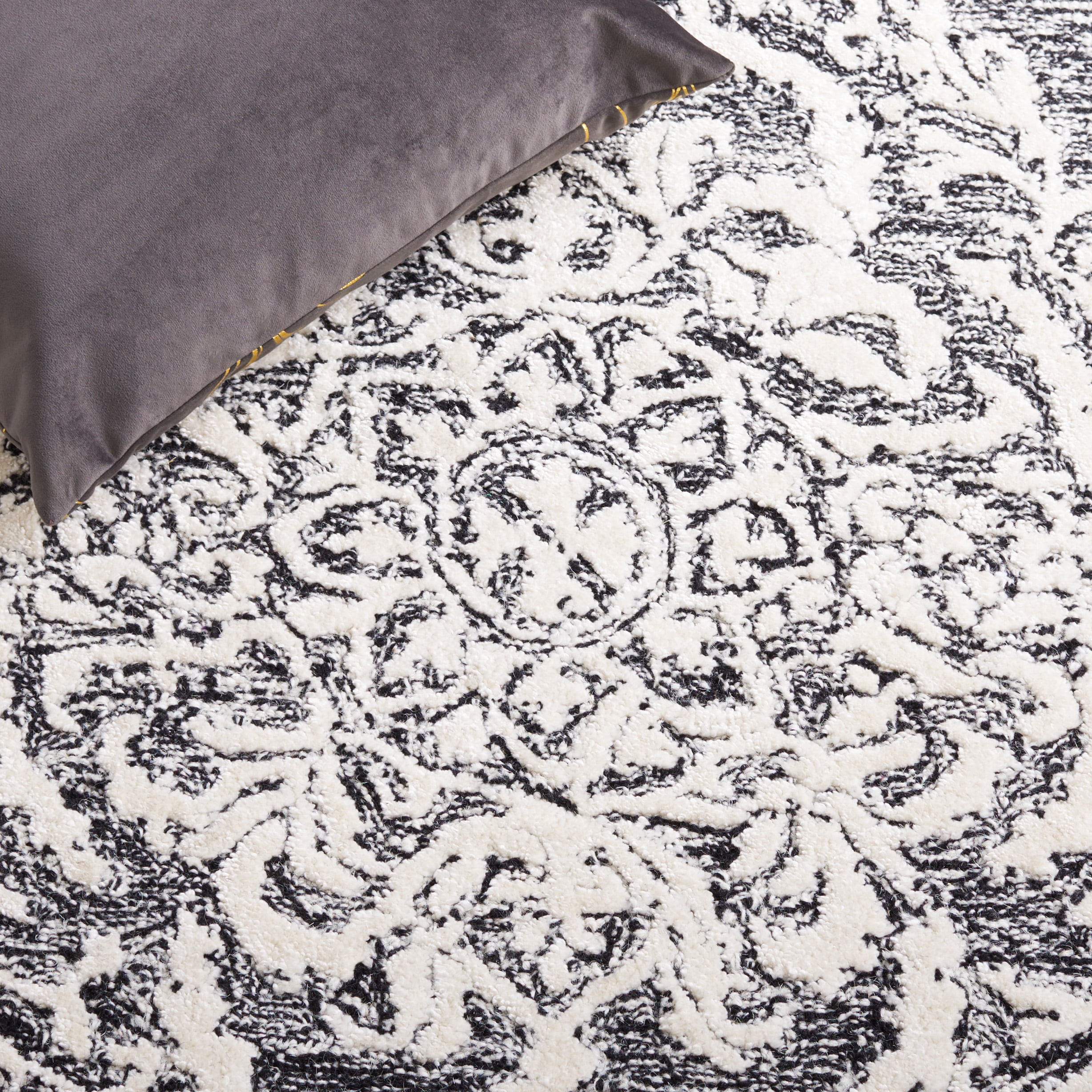 SAFAVIEH Precious Darrin Quatrefoil Runner Rug, Black/Ivory, 2'3" x 8'