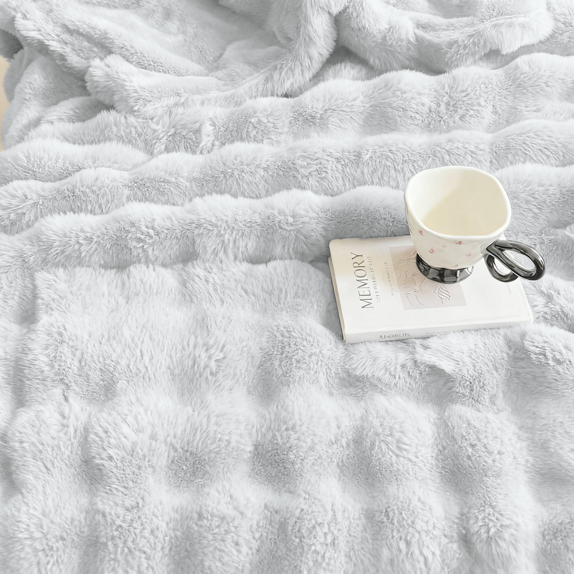 Sanmadrola Throw Blanket Faux Fur for Couch, Fuzzy Soft Plush Thick Bubble Blanket for Sofa Bedroom Living Room 60''x 80'' White