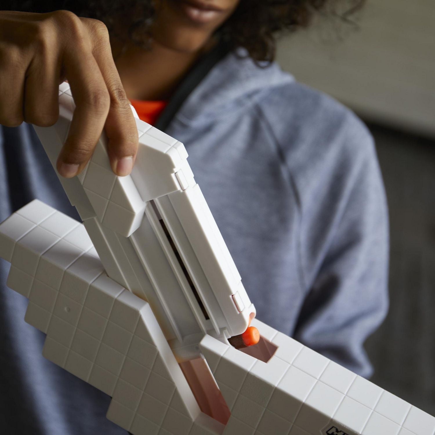 Nerf Minecraft Sabrewing Arc motorisé, tire des fléchettes, chargeur 8 fléchettes Nerf Elite, design inspiré de l'arc du jeu vidéo Minecraft