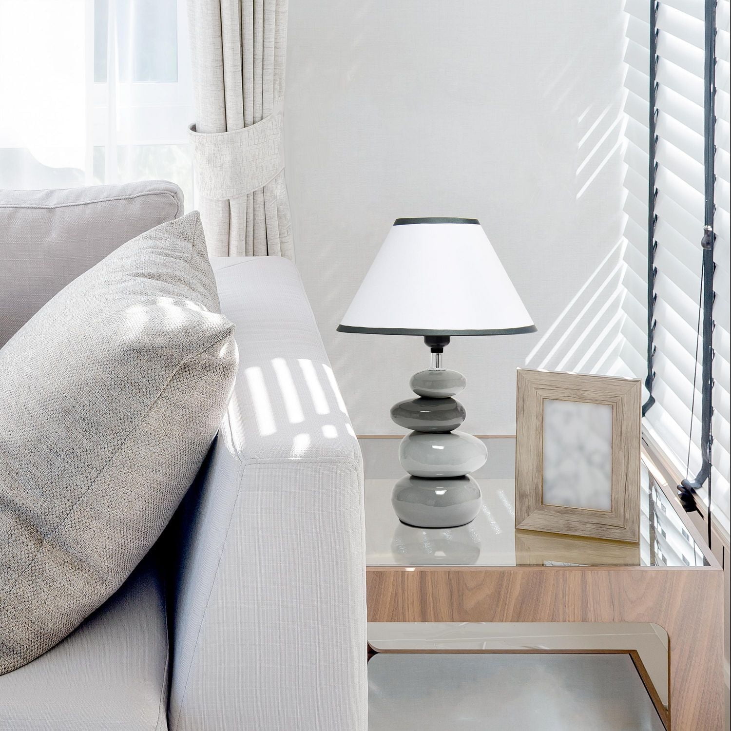 Lampe de table en céramique grise à motifs simples