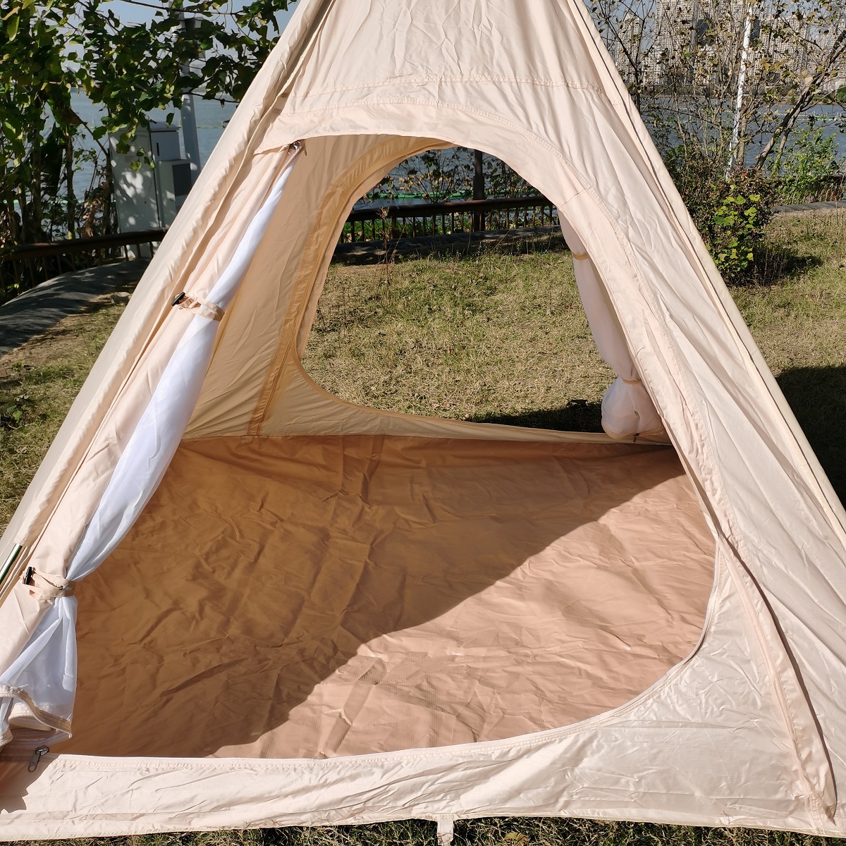 Tear-resistant 300D Oxford Cloth Camping Indian Teepee Tent Outdoor Three-season Pyramid Tent For 2-3 Person