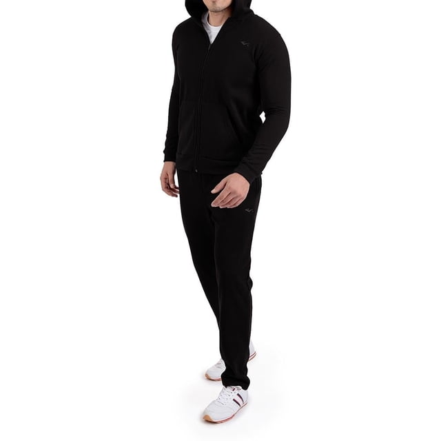 conjunto deportivo para hombre everlast sudadera y pantalón talla extra grande negro conjunto de dos piezas en negro con sudadera con capucha y cierre frontal, jareta y bolsillos integrados; pantalón con cintura ajustable por cordón, pierna recta y dobladillo en el tobillo, logo Everlast en pecho y pierna, modelo de pie sobre fondo blanco; ideal para ropa deportiva y uso casual.