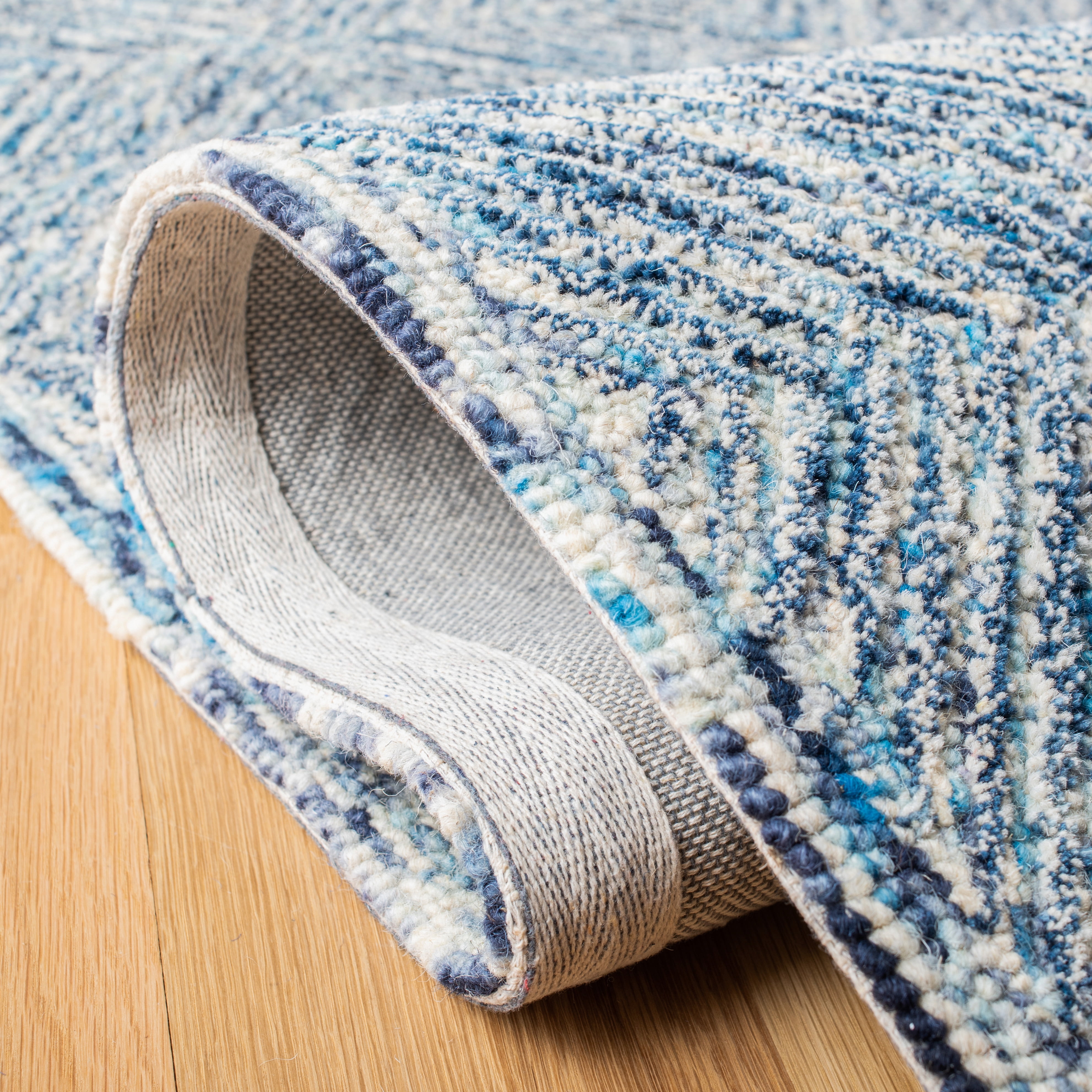 SAFAVIEH Capri Thelma Diamond Wool Area Rug, Ivory/Blue, 6' x 9'