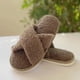 thumbnail image 5 of Zapatillas de casa con correa cruzada cómodas cálidas y esponjosas con puntera abierta para interiores y exteriores suela antideslizante para mujeres, 5 of 9