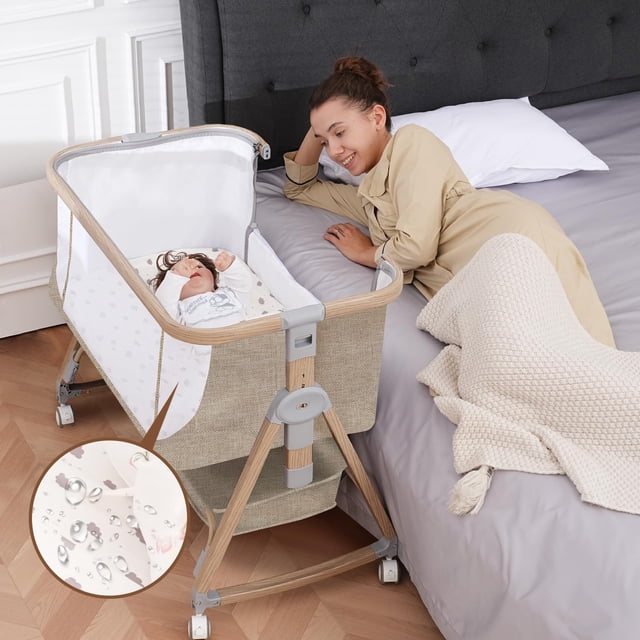 Cesta para bebé Jestonten junto a la cama con sábanas y colchón