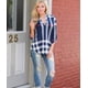 thumbnail image 2 of Camiseta con estampado a cuadros Mujer Otoño Manga 3/4 Blusa con cuello en V profundo Top suelto Vogacara AP000101-27B, 2 of 3
