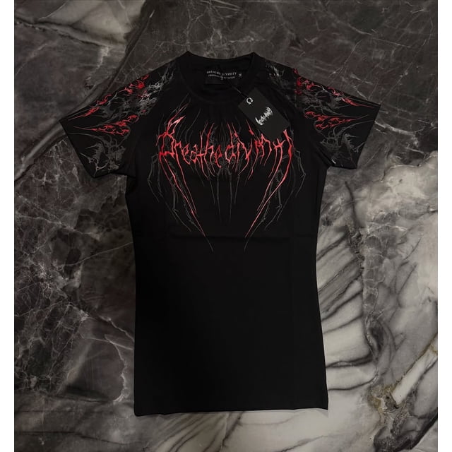 2025 nueva camiseta de compresión transpirable con patrón gótico rojo fitness verano transpirable de secado rápido hombres gimnasio ropa deportiva camiseta de moda — camiseta negra de compresión, vista frontal centrada con cuello redondo y mangas cortas; estampado gótico rojo en el pecho y motivos rojos y grisáceos en las mangas, tejido liso de cotton y licra, indicada para entrenamiento y uso diario.