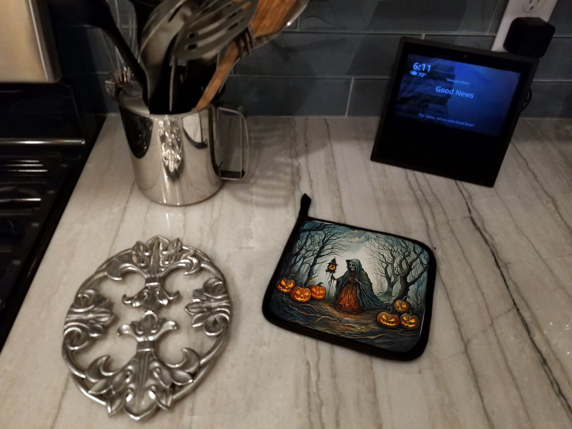 Halloween Pair of Pot Holders 7.5x7.5 Inch Heat Resistant Kitchen Decor